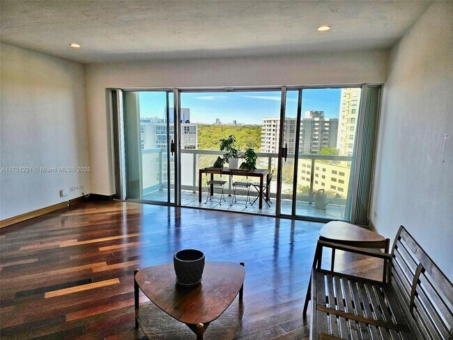 Foto del edificio - 2451 Brickell Ave