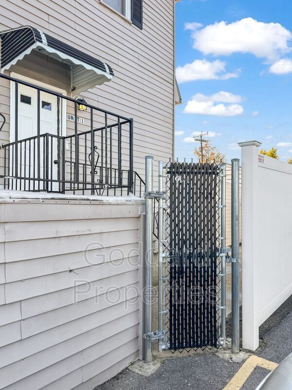 Building Photo - 3 Pinewood Rd