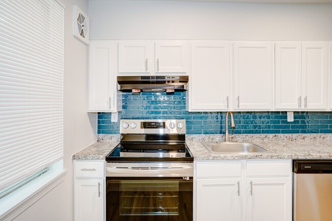 Cocina - Renovada - Greens At Forest Park Apartments