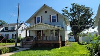 Building Photo - 1112 Maplewood Dr NE