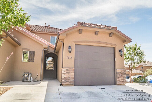 Foto del edificio - 325 N Red Stone Rd