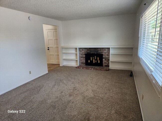 Foto del edificio - Bright and Cheery 4 bedroom, 2 bathroom ho...