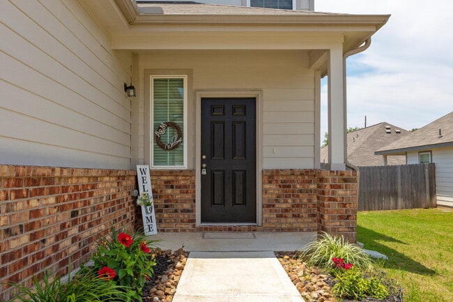 Building Photo - 5 bedroom 2.5 bath home in Bryan