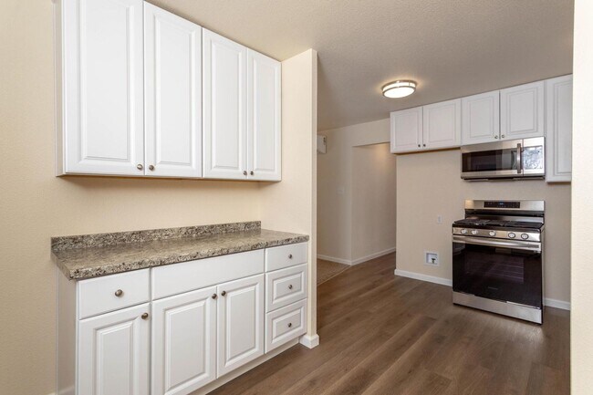 Foto del edificio - SPACIOUS 3 BED 1 BATH IN SHASTA LAKE CITY