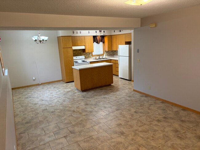 Comedor/Cocina - 205 Carimona St