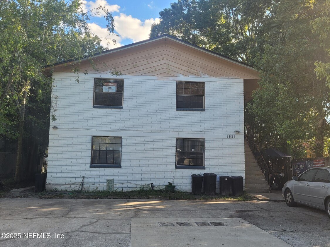 Foto principal - 2984 Myra St