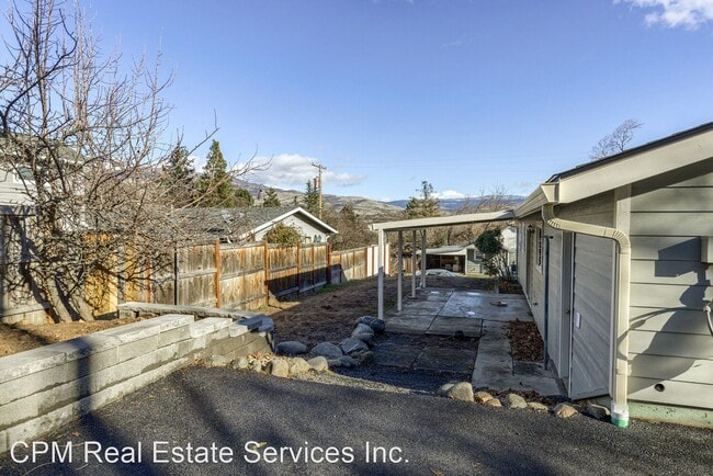 Building Photo - 3 br, 1 bath House - 323 Maple St.