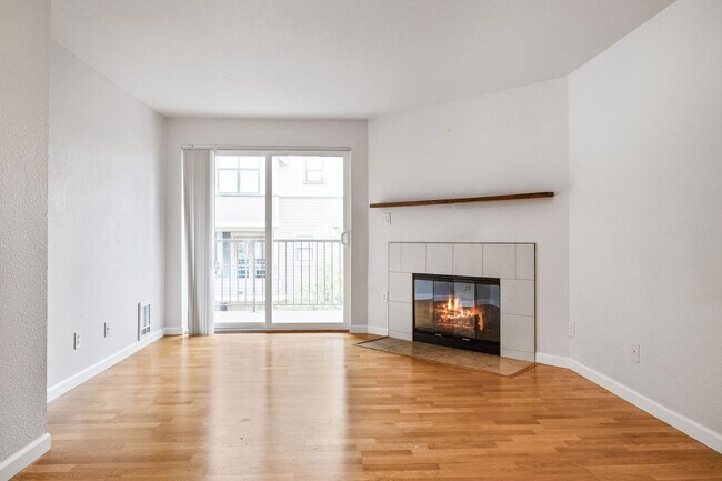 Foto del edificio - Location, Location!! 2-bedroom Condo in Ma...