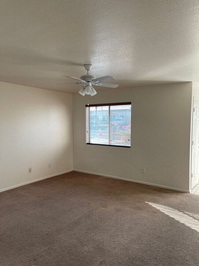 Foto del edificio - 2331 Shorewood Drive