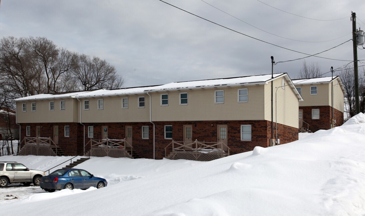 Bay Manor Apartments - 116 Woodland Aker Dr