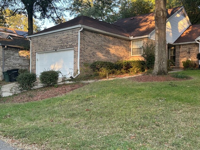 Photo - Beautiful 3/2 in Golf Course Community House