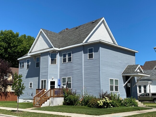 Building Photo - 524 6th St S
