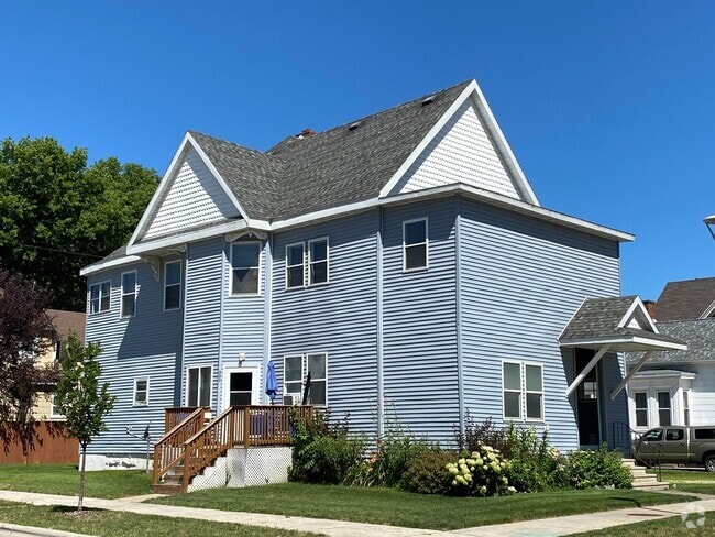 Building Photo - 524 6th St S