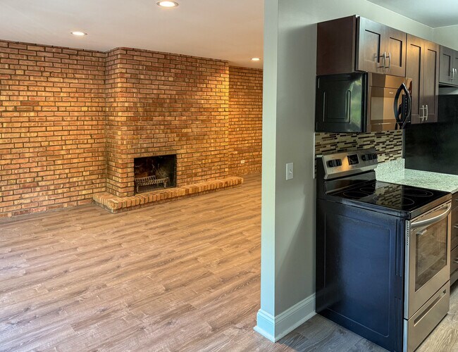 Foto del edificio - 5600 Hillcrest Ln