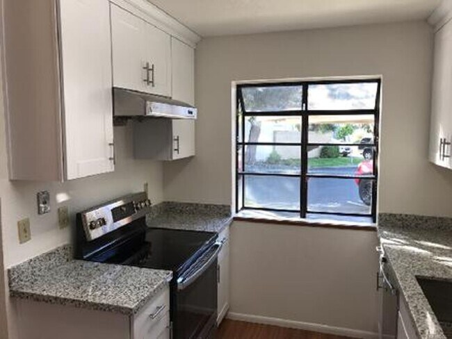 Foto del edificio - Spacious 2 story 4 bed. 2 bath condo