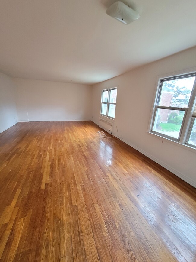 Huge Living Room - 219 S Broadway