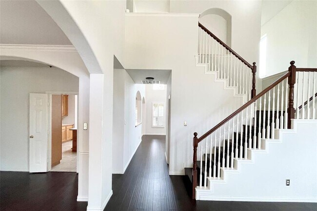 Building Photo - 8701 Brook Hollow Dr