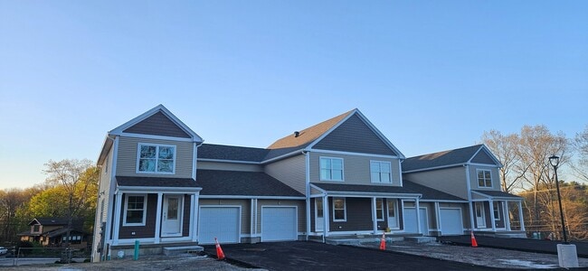 Building Photo - 719 Putnam Pike