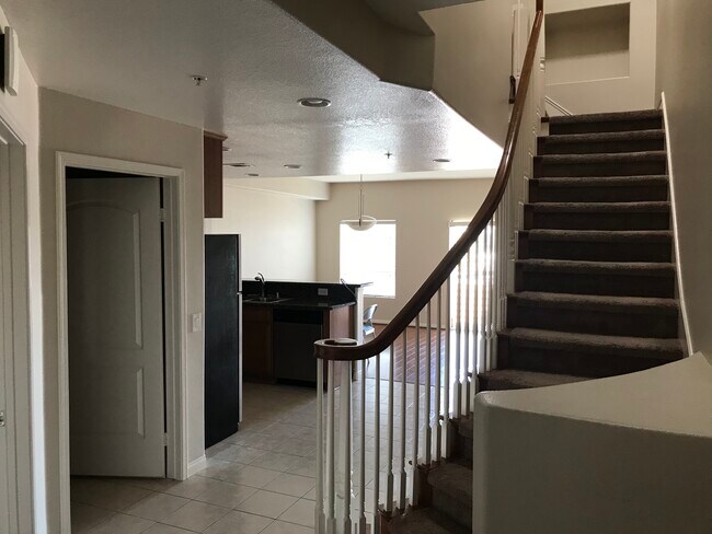 Building Photo - 532 N Mariposa Ave