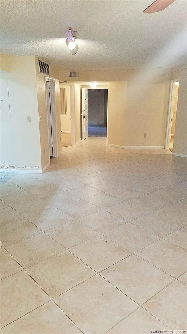 Foto del edificio - 2810 N Oakland Forest Dr