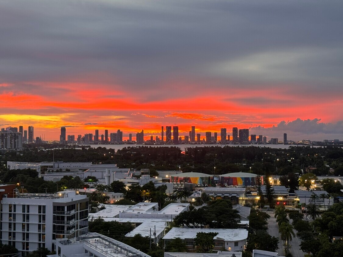 Primary Photo - 2401 Collins Ave