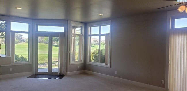 Building Photo - Golf Course Frontage Single Level Condo
