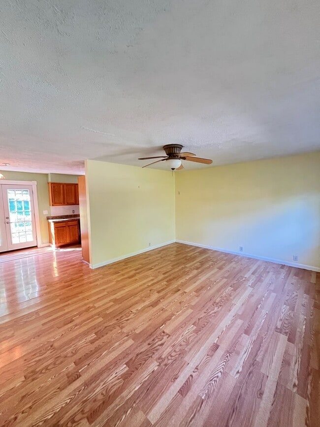 Building Photo - very private 3 bedroom 1.5 bath rental hom...