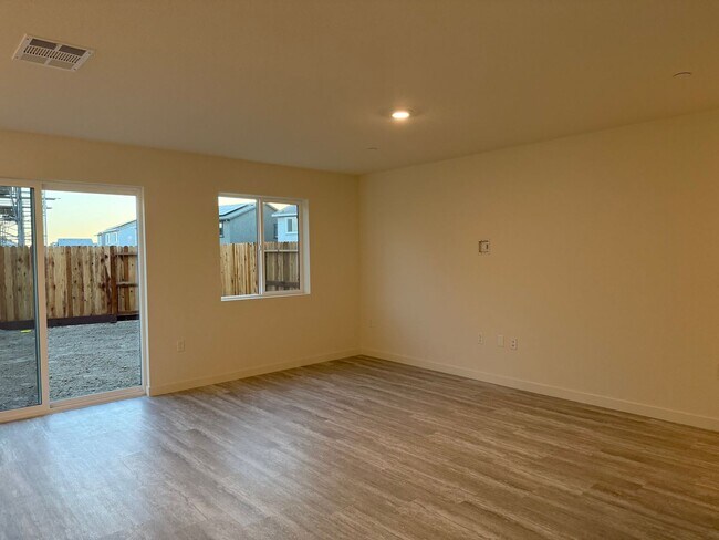 Building Photo - 4 Bed 2.5 Ba 2 Story 2 Car