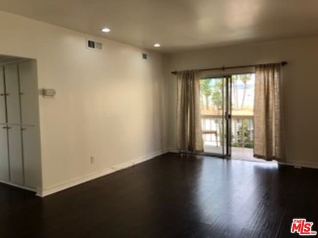 Building Photo - 622 S Barrington Ave