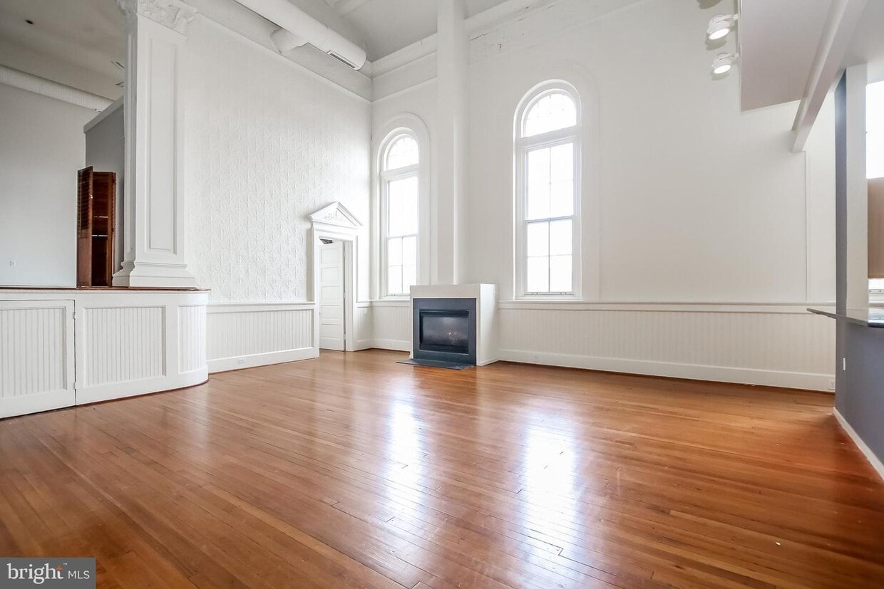 Primary Photo - 112 E West St