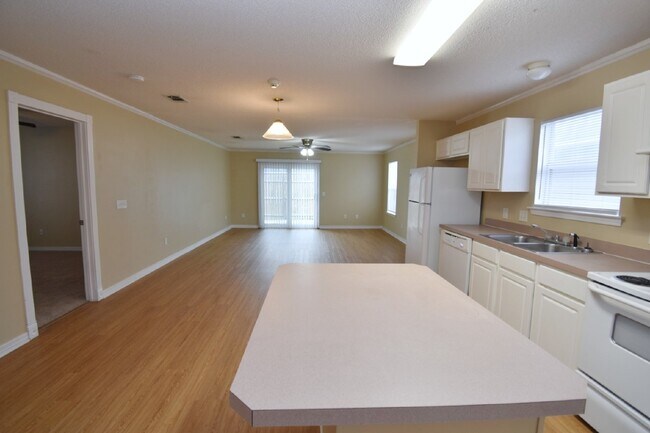 Building Photo - 3 / 2  pet friendly patio home near back g...