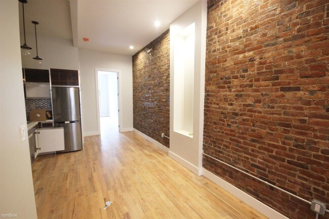 Building Photo - 318 Bleecker St