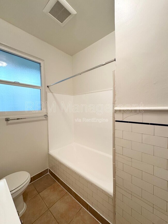 Foto del edificio - 626 N Plymouth Blvd