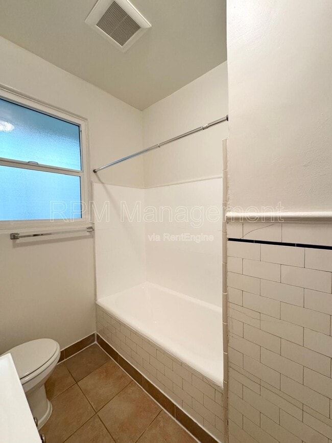 Building Photo - 626 N Plymouth Blvd