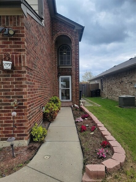 Building Photo - 6468 Regina Dr