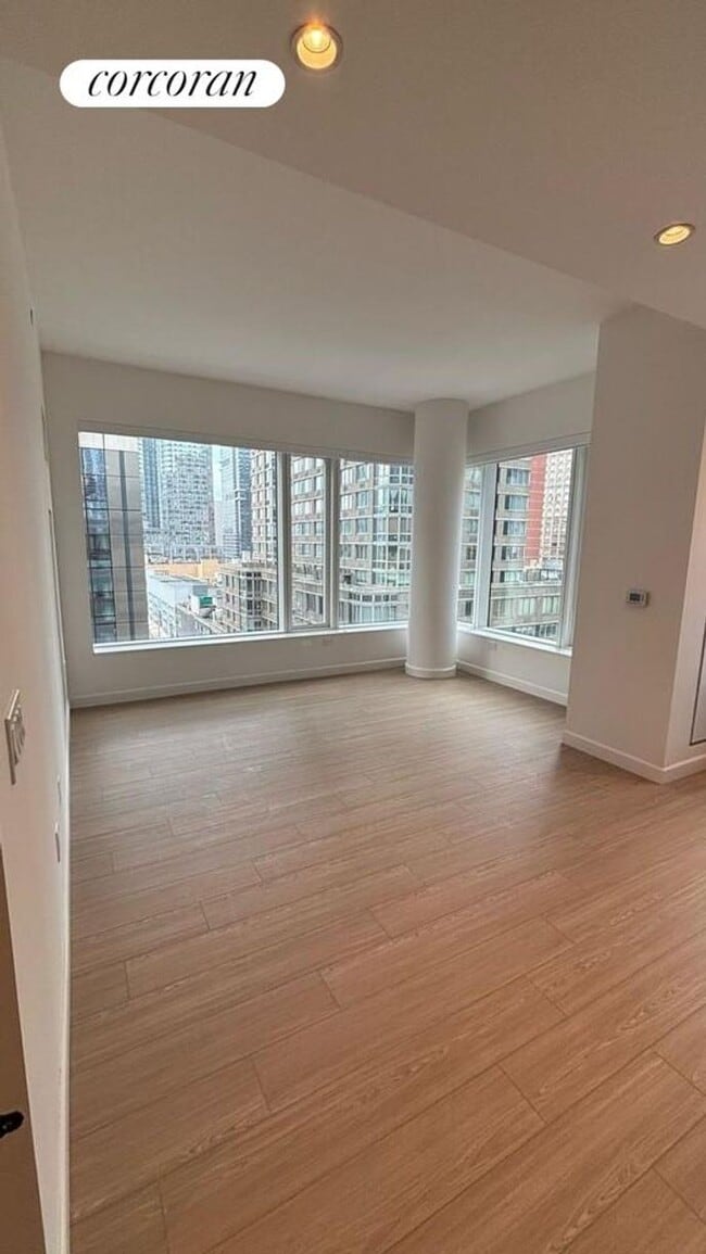 Building Photo - 550 Tenth Avenue 714