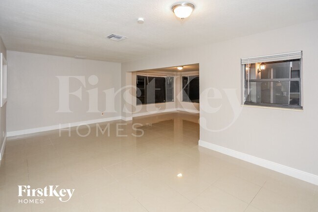 Foto del edificio - 6548 SW 26th St