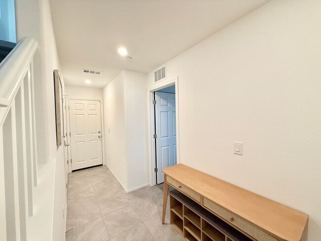Building Photo - Beautiful 3bd/3bath home