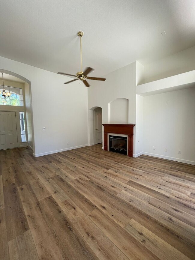 Foto del edificio - NEWLY LISTED & READY TO DAZZLE!