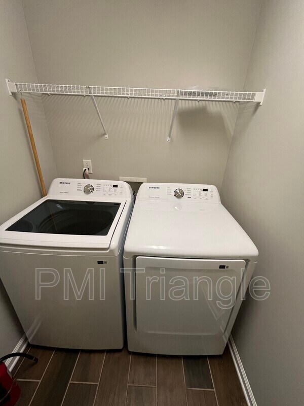 Building Photo - 404 Chanson Dr