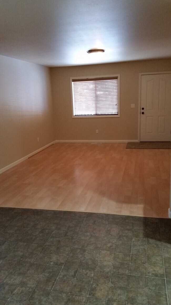 Building Photo - 2920 N Tamarack Dr
