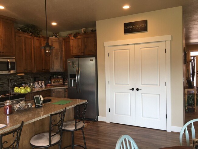 Foto del edificio - 3 Bedroom 2 Bath Home in NW Redmond Furniture NOT Included.