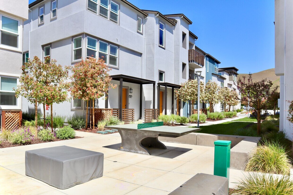 Foto principal - Gorgeous 3-story Townhome Available for Re...
