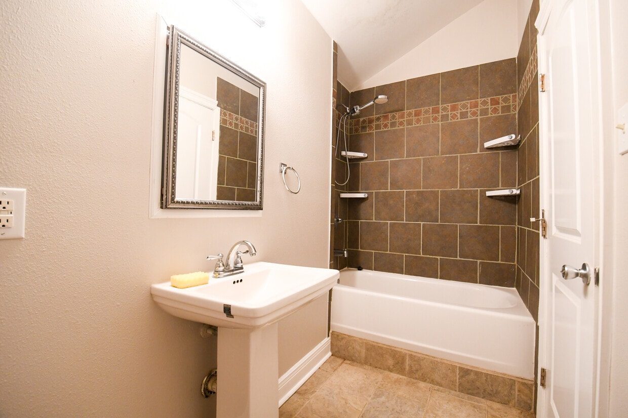 Building Photo - 209 Transcontinental Dr