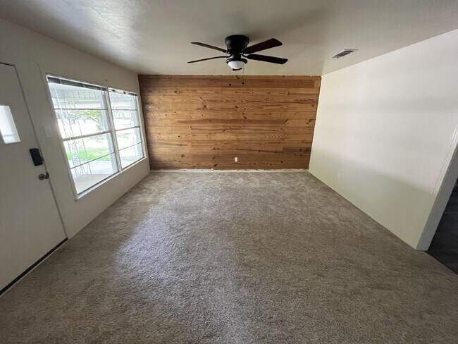 Foto del edificio - 3920 Maple Ave