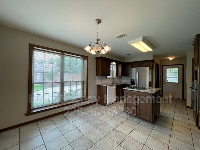 Building Photo - 2422 Riverside Dr