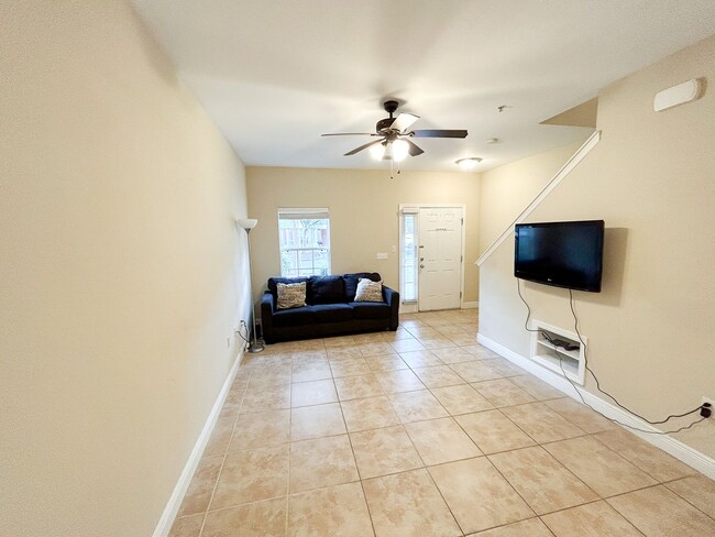 Building Photo - Chase Hollow #43