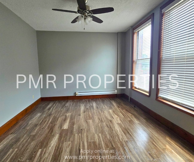 Building Photo - Red Oak Apartments