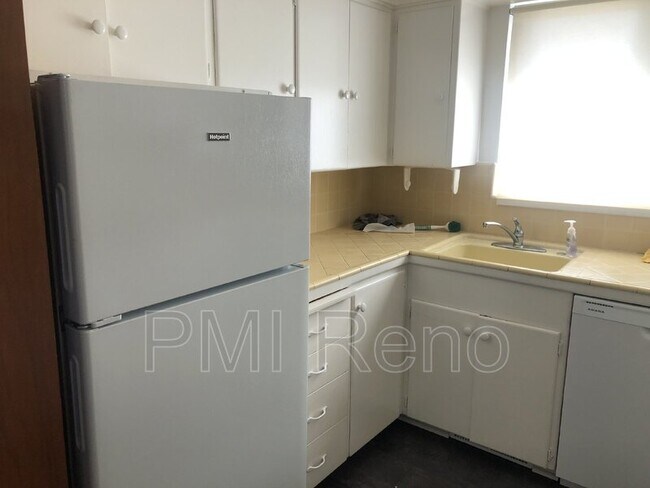 Foto del edificio - 2780 Lakeside Dr