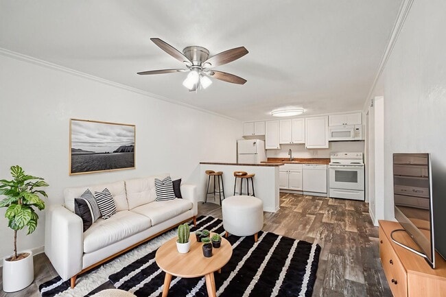 Foto del edificio - Whisperwood ~ Boutique Cottage Style Living Meets Hassle Free Leasing